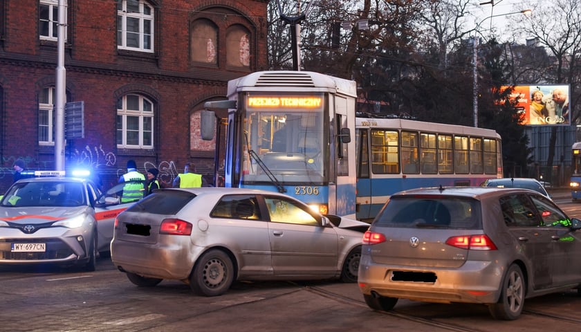 Powiększ obraz: Zderzenie samochodu z tramwajem, 08.01.2026