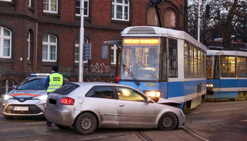 Powiększ obraz: Zderzenie samochodu z tramwajem, 08.01.2026