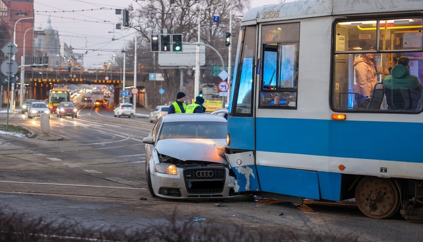 Powiększ obraz: Zderzenie samochodu z tramwajem, 08.01.2026