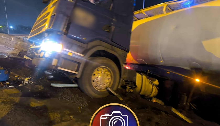 Na miejscu działają służby w tym straż pożarna i policja