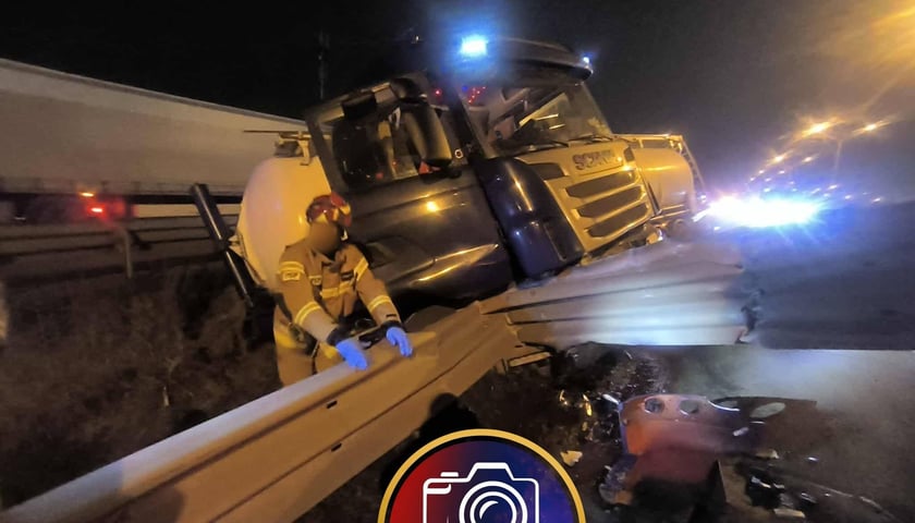 Z ciężar&oacute;wki wycieka paliwo - teren jest obecnie zabezpieczany