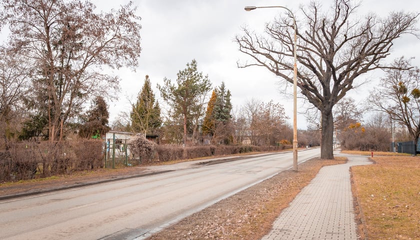 Powiększ obraz: Ulica Awicenny, odcinek od torów kolejowych do Stanisławowskiej. Tu drogę rowerową wybuduje deweloper