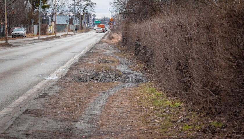 Powiększ obraz: Ulica Awicenny, odcinek od torów kolejowych do Stanisławowskiej. Tu drogę rowerową wybuduje deweloper