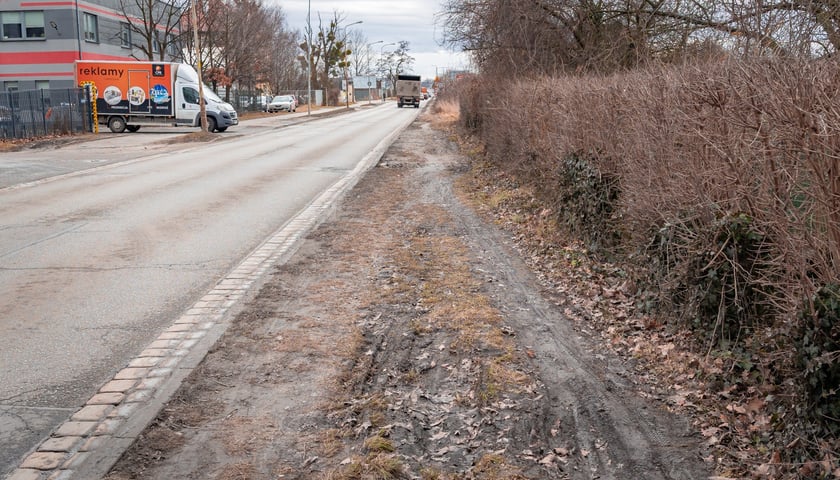 Powiększ obraz: Ulica Awicenny, odcinek od torów kolejowych do Stanisławowskiej. Tu drogę rowerową wybuduje deweloper