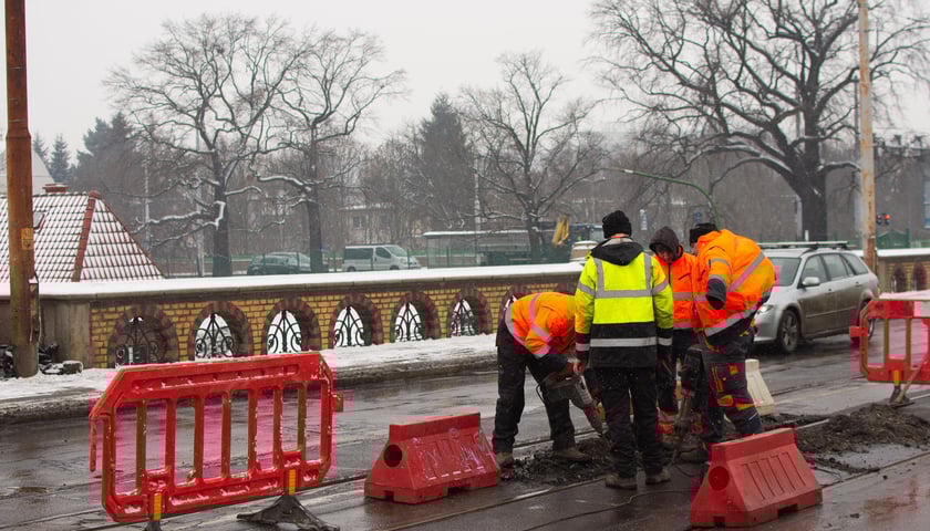 MPK Wrocław usuwa awarię tor&oacute;w na Moście Osobowickim