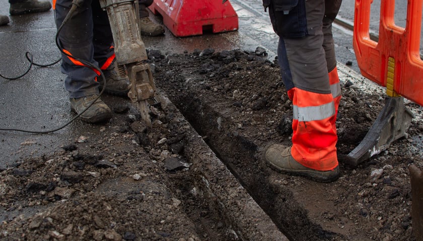 MPK Wrocław usuwa awarię tor&oacute;w na Moście Osobowickim