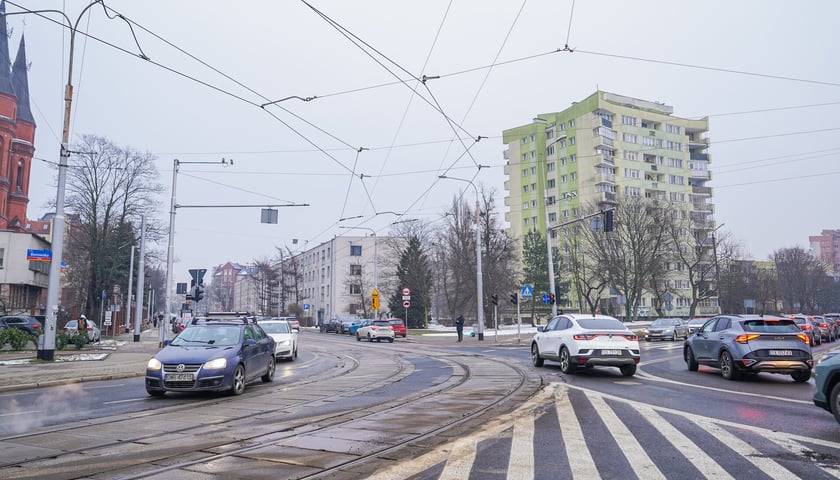 Powiększ obraz: MPK wyremontuje torowisko na ulicy Glinianej na skrzyżowaniu z Borowską oraz w rejonie skrzyżowania z Ł&oacute;dzką. Na zdjęciu skrzyżowanie Glinianej z Borowską&nbsp;