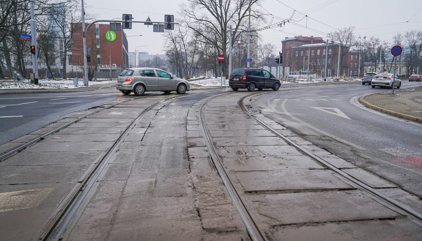 Powiększ obraz: MPK wyremontuje torowisko na ulicy Glinianej na skrzyżowaniu z Borowską oraz w rejonie skrzyżowania z Ł&oacute;dzką. Na zdjęciu skrzyżowanie Glinianej z Borowską&nbsp;
