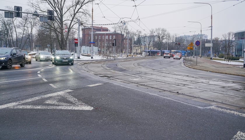 Powiększ obraz: MPK wyremontuje torowisko na ulicy Glinianej na skrzyżowaniu z Borowską oraz w rejonie skrzyżowania z Ł&oacute;dzką. Na zdjęciu skrzyżowanie Glinianej z Borowską&nbsp;