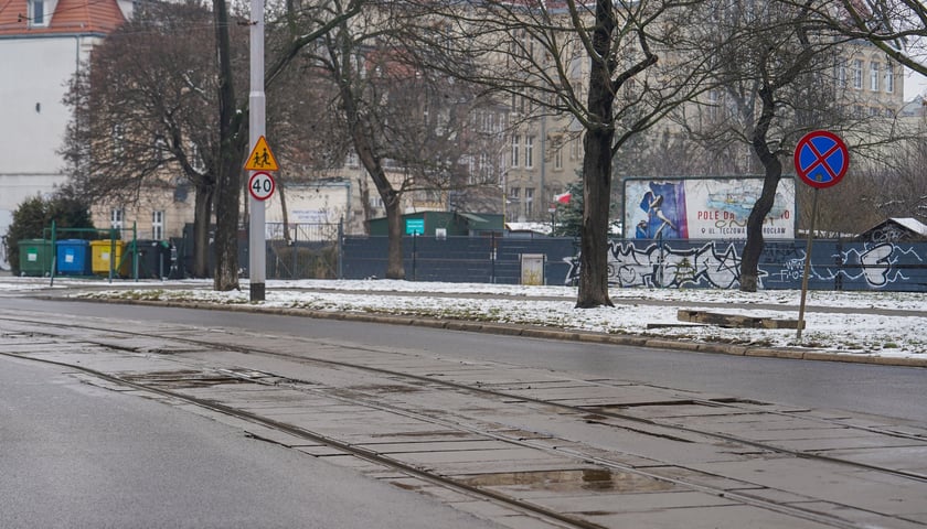 Powiększ obraz: MPK wyremontuje torowisko na ulicy Glinianej na skrzyżowaniu z Borowską oraz w rejonie skrzyżowania z Ł&oacute;dzką. Na zdjęciu ulica Gliniana w pobliżu ulicy Ł&oacute;dzkiej&nbsp;