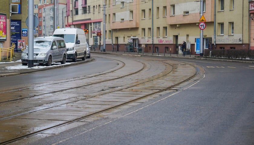 Powiększ obraz: MPK wyremontuje torowisko na ulicy Glinianej na skrzyżowaniu z Borowską oraz w rejonie skrzyżowania z Ł&oacute;dzką. Na zdjęciu ulica Gliniana w pobliżu ulicy Ł&oacute;dzkiej&nbsp;