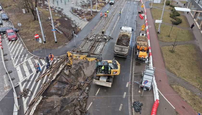 Powiększ obraz: Remont torów na skrzyżowaniu ulic Borowskiej i Glinianej