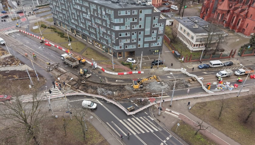Powiększ obraz: Remont torów na skrzyżowaniu ulic Borowskiej i Glinianej