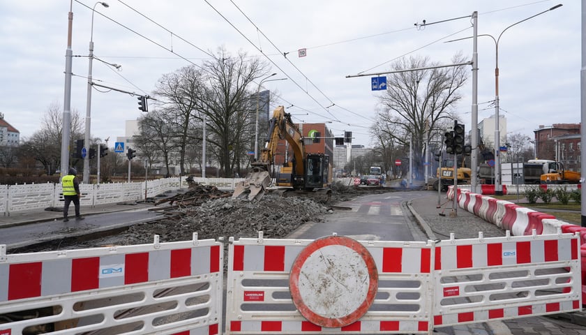 Powiększ obraz: Remont torów na skrzyżowaniu ulic Borowskiej i Glinianej