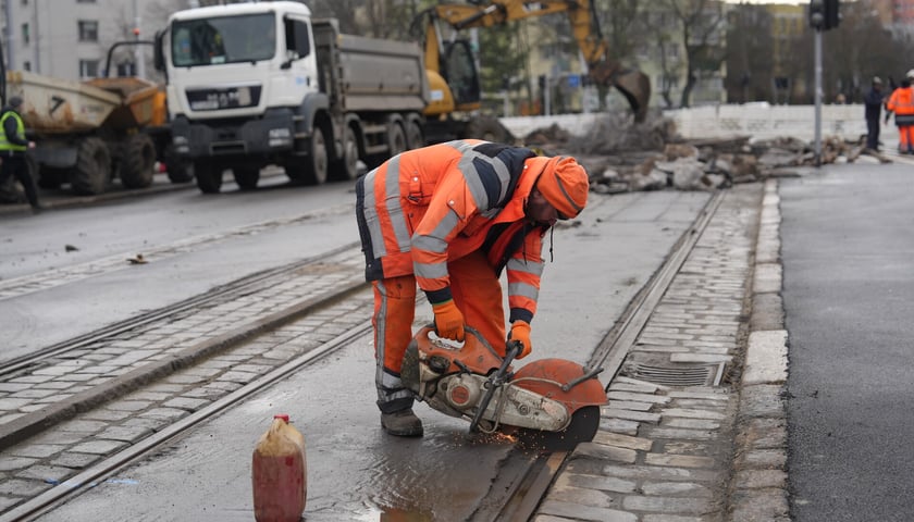 Powiększ obraz: Remont torów na skrzyżowaniu ulic Borowskiej i Glinianej