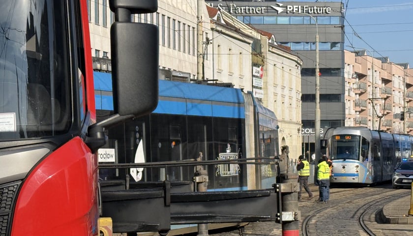 Wykolejenie tramwaju na Kazimierza Wielkiego i Ruskiej