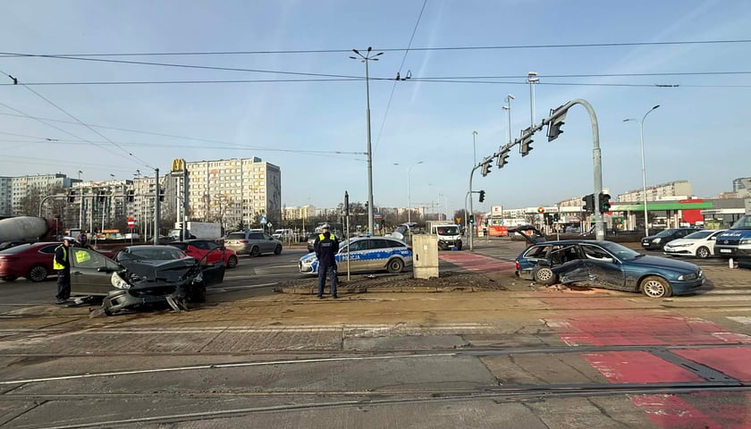 Powiększ obraz: Wypadek przy skrzyżowaniu Bardzkiej i Armii Krajowej - 27 lutego