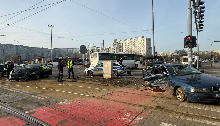 Powiększ obraz: Wypadek przy skrzyżowaniu Bardzkiej i Armii Krajowej - 27 lutego