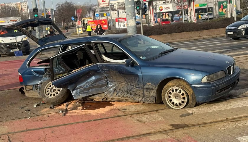 Powiększ obraz: Wypadek przy skrzyżowaniu Bardzkiej i Armii Krajowej - 27 lutego