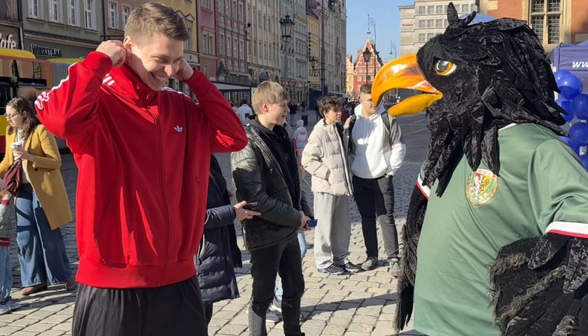 Powiększ obraz: Impreza MPK na Rynku - prezentacja nowego Mercedesa Conecto i bieganie Przemka, który w pojeździe pokonuje dystans półmaratonu
