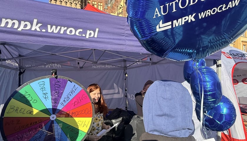 Powiększ obraz: Impreza MPK na Rynku - prezentacja nowego Mercedesa Conecto i bieganie Przemka, który w pojeździe pokonuje dystans półmaratonu
