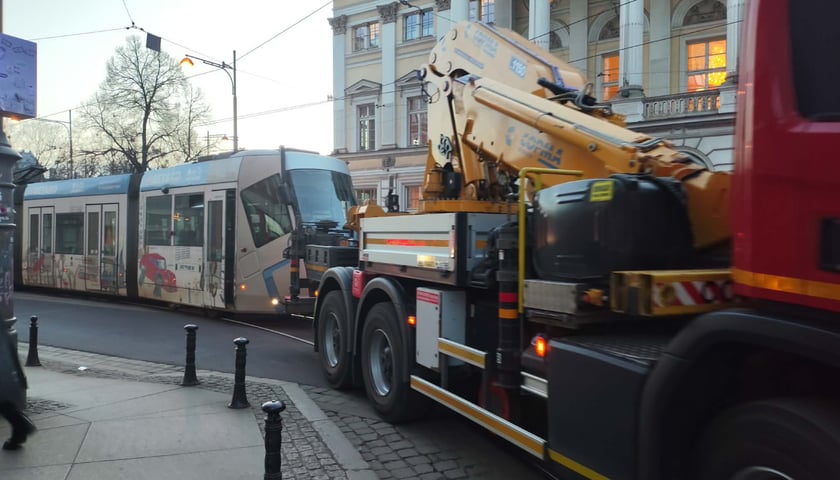 Powiększ obraz: <p>holowanie tramwaju po awarii, 09.03.2026</p>