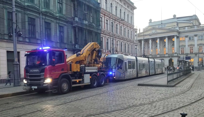 Powiększ obraz: <p>holowanie tramwaju po awarii, 09.03.2026</p>
