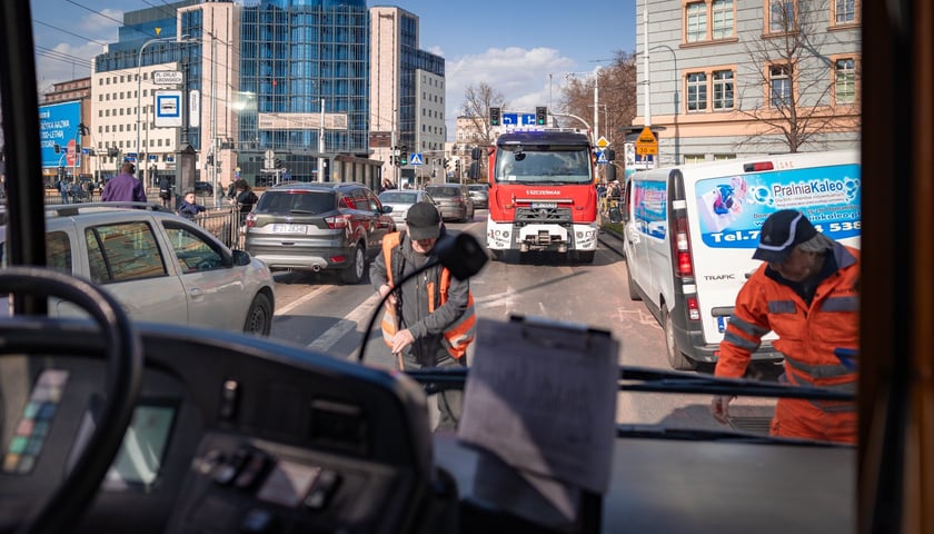 Powiększ obraz: Zderzenie autobusu z busem na ulicy Piłsudskiego w pobliżu Pl. Orląt Lwowskich