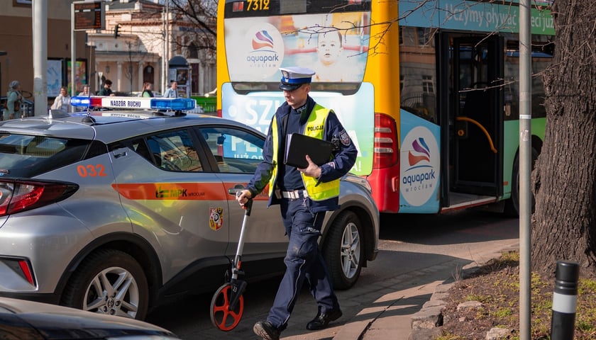 Powiększ obraz: Zderzenie autobusu z busem na ulicy Piłsudskiego w pobliżu Pl. Orląt Lwowskich