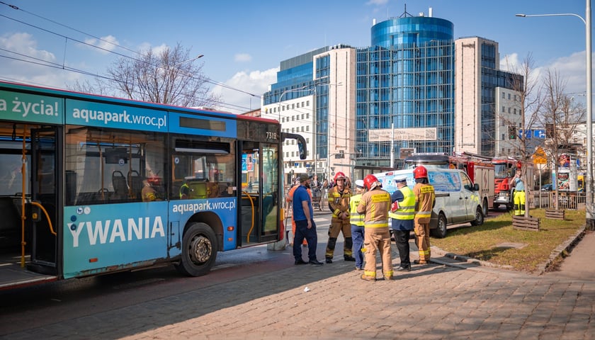 Powiększ obraz: Zderzenie autobusu z busem na ulicy Piłsudskiego w pobliżu Pl. Orląt Lwowskich