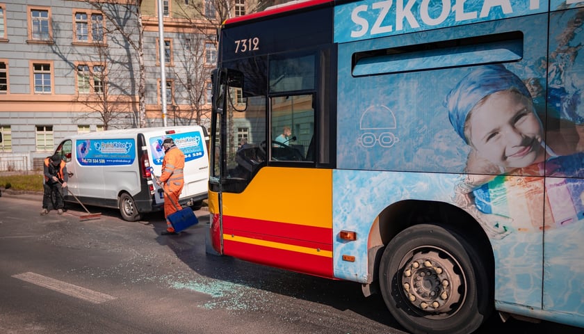 Powiększ obraz: Zderzenie autobusu z busem na ulicy Piłsudskiego w pobliżu Pl. Orląt Lwowskich