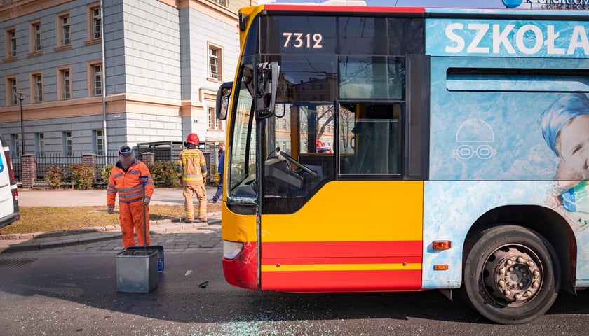 Powiększ obraz: Zderzenie autobusu z busem na ulicy Piłsudskiego w pobliżu Pl. Orląt Lwowskich