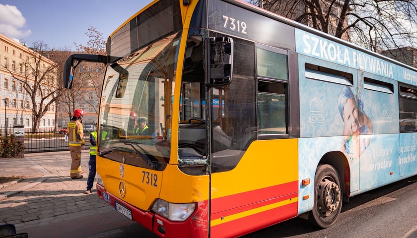 Powiększ obraz: Zderzenie autobusu z busem na ulicy Piłsudskiego w pobliżu Pl. Orląt Lwowskich