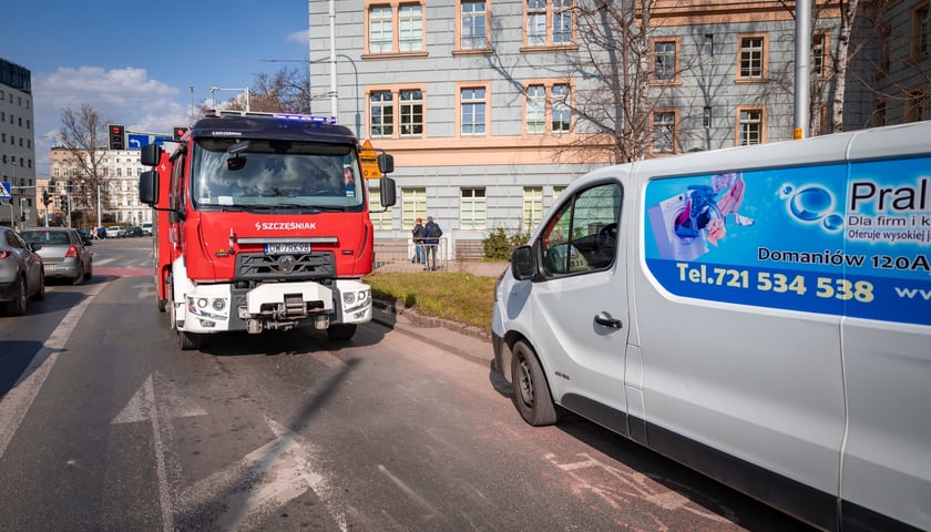 Powiększ obraz: Zderzenie autobusu z busem na ulicy Piłsudskiego w pobliżu Pl. Orląt Lwowskich