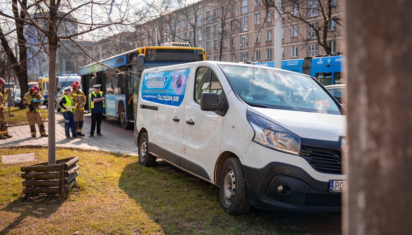 Powiększ obraz: Zderzenie autobusu z busem na ulicy Piłsudskiego w pobliżu Pl. Orląt Lwowskich
