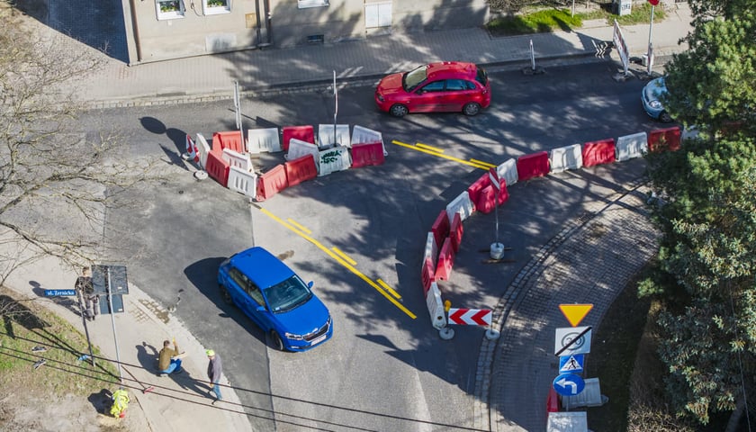 Powiększ obraz: Remont ulicy Żernickiej - tymczasowa organizacja ruchu. Wrocław. 14.03.2026