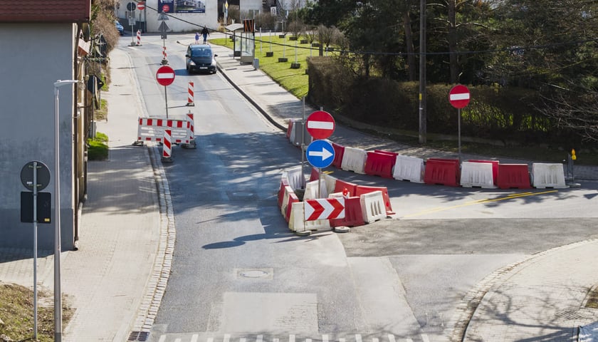 Powiększ obraz: Remont ulicy Żernickiej - tymczasowa organizacja ruchu. Wrocław. 14.03.2026
