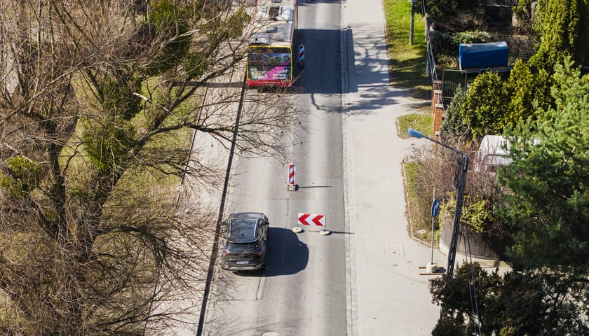 Powiększ obraz: Remont ulicy Żernickiej - tymczasowa organizacja ruchu. Wrocław. 14.03.2026