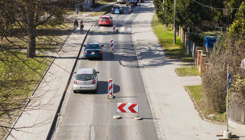 Powiększ obraz: Remont ulicy Żernickiej - tymczasowa organizacja ruchu. Wrocław. 14.03.2026