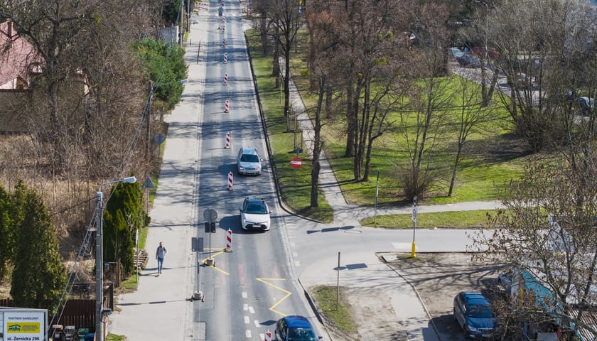 Powiększ obraz: Remont ulicy Żernickiej - tymczasowa organizacja ruchu. Wrocław. 14.03.2026