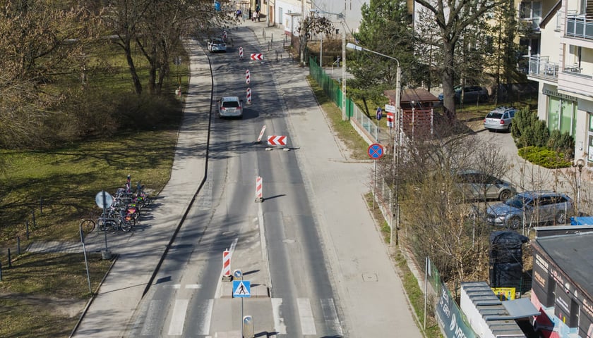 Powiększ obraz: Remont ulicy Żernickiej - tymczasowa organizacja ruchu. Wrocław. 14.03.2026