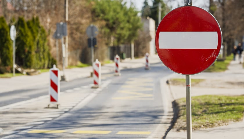 Powiększ obraz: Remont ulicy Żernickiej - tymczasowa organizacja ruchu. Wrocław. 14.03.2026