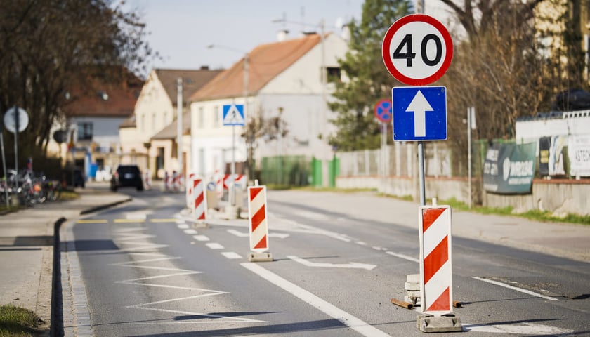 Powiększ obraz: Remont ulicy Żernickiej - tymczasowa organizacja ruchu. Wrocław. 14.03.2026