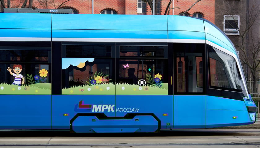 Wiosennie ozdobiony tramwaj we Wrocławiu