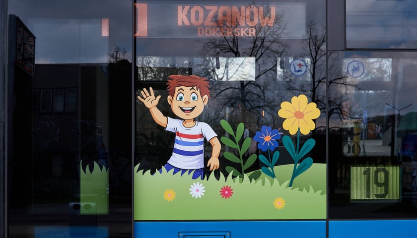 Wiosennie ozdobiony tramwaj we Wrocławiu