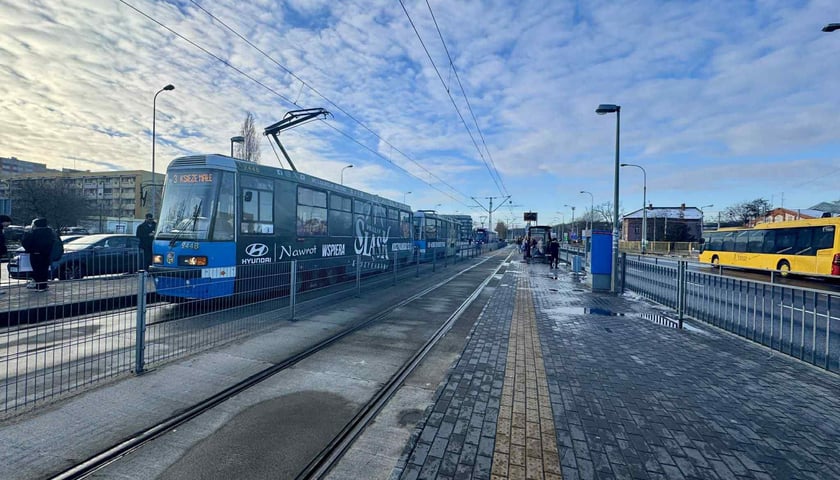 Powiększ obraz: Obecny wygląd przystanku "Kwiska". Na skrzyżowaniu ulic: Kwiska, Wejherowska i Legnicka spotyka się się ponad 20 linii tramwajowych i autobusowych.