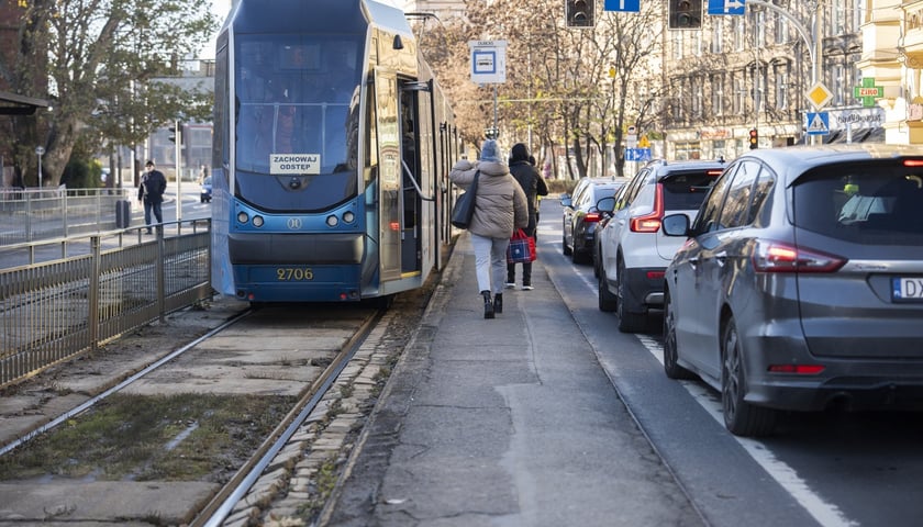 Powiększ obraz: Tak wyglądał najwęższy przystanek we Wrocławiu na skrzyżowaniu ulic Dubois i Drobnera. Obecnie w tym miejscu trwa budowa.