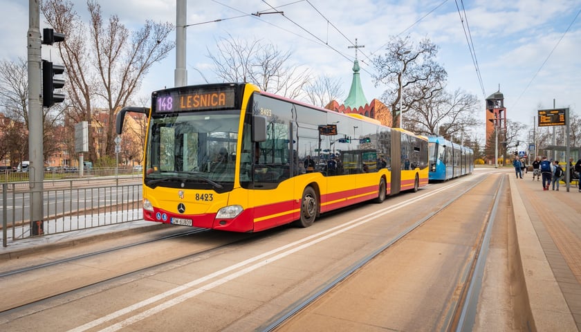 Powiększ obraz: W poniedziałkowym popołudniowym szczycie autobusy omijały korki jadąc nowym odcinkiem trasy autobusowo-tramwajowej na Bardzkiej
