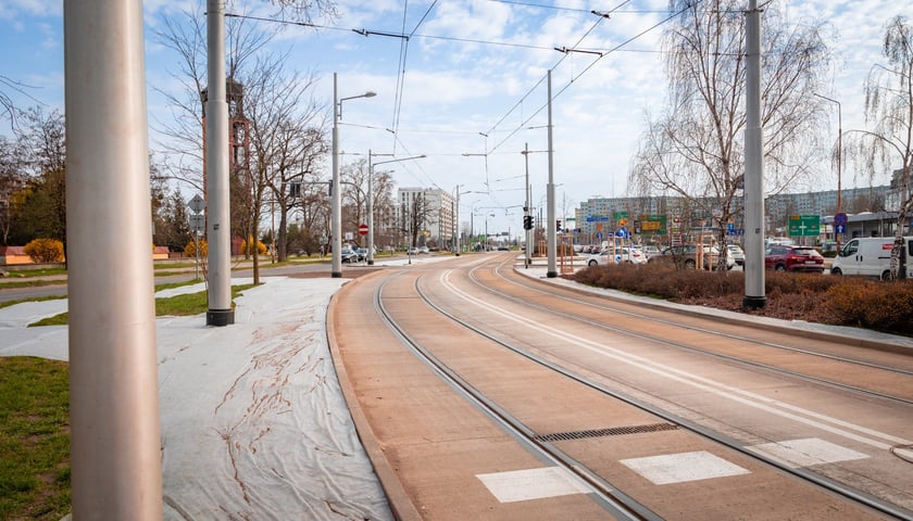 Powiększ obraz: W poniedziałkowym popołudniowym szczycie autobusy omijały korki jadąc nowym odcinkiem trasy autobusowo-tramwajowej na Bardzkiej