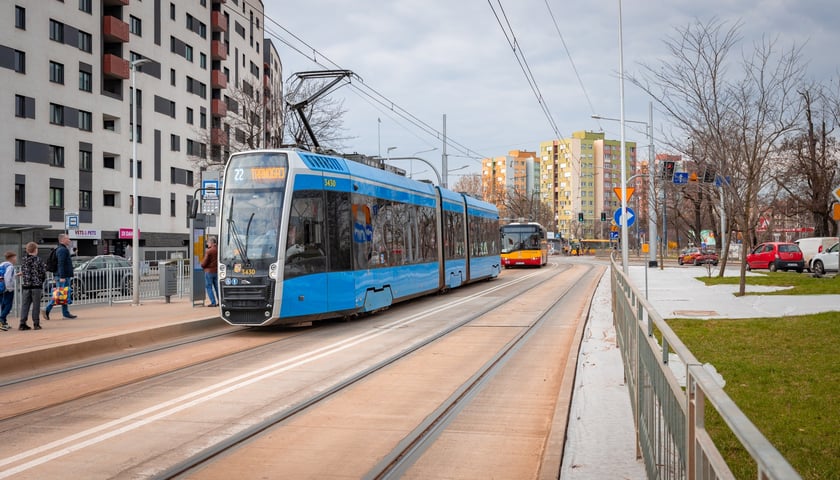 Powiększ obraz: W poniedziałkowym popołudniowym szczycie autobusy omijały korki jadąc nowym odcinkiem trasy autobusowo-tramwajowej na Bardzkiej